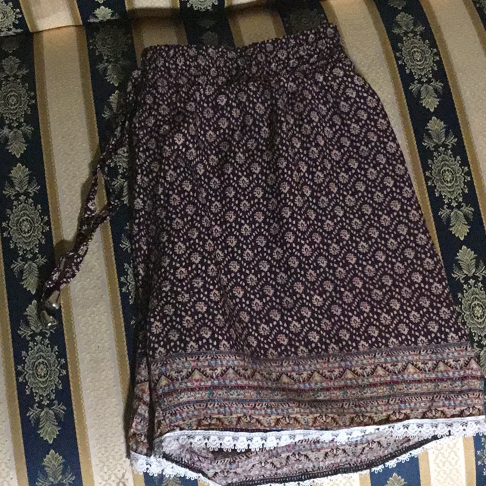 SHORTS - Picture 4 of 8
